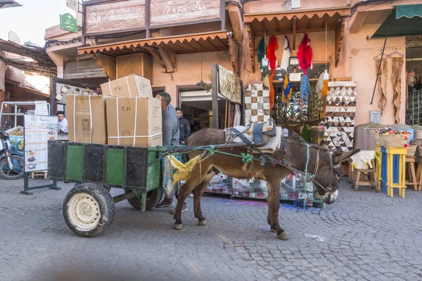 Marrakech Morocco Grudnia 2019 Wózek Osłem Przewożący Skrzynki Medynie Marrakeszu — Zdjęcie stockowe