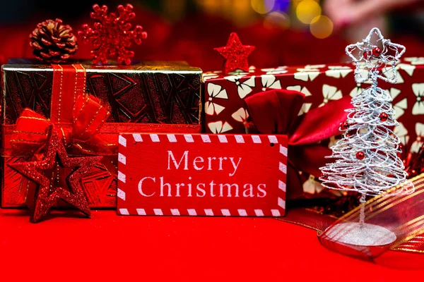 Primer Plano Adornos Navidad Cajas Regalo Signo Con Feliz Navidad —  Fotos de Stock