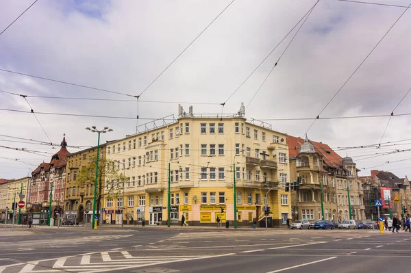 Poznan Polônia Apr 2017 Rua Interseção Prédio Esquina Com Apartamentos — Fotografia de Stock