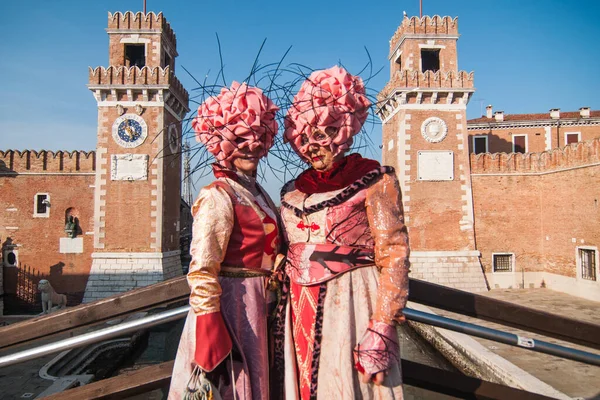 Дві Жінки Масках Карнавальних Костюмах Перед Музеєм Венеція Бієнале Арсенал — стокове фото