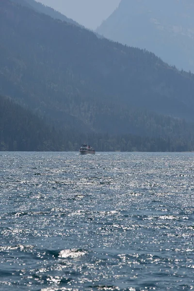 Der Vertikale Blick Auf Das Meer Mit Einem Schiff Der — Stockfoto