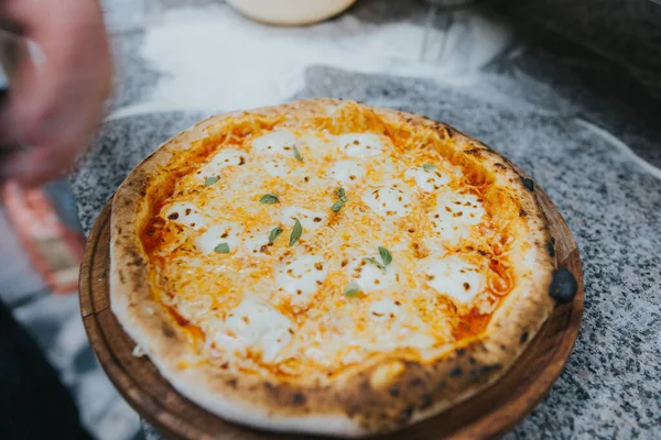 Nahaufnahme Einer Pizza Aus Dem Ofen Auf Der Theke — Stockfoto