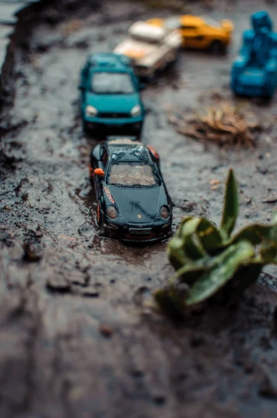 Eine Vertikale Aufnahme Von Spielzeugautos Auf Matsch — Stockfoto