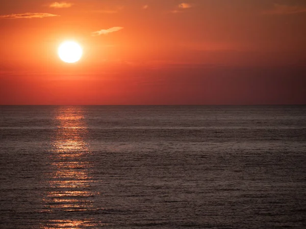 Una Hermosa Toma Puesta Sol Roja Sobre Mar — Foto de Stock