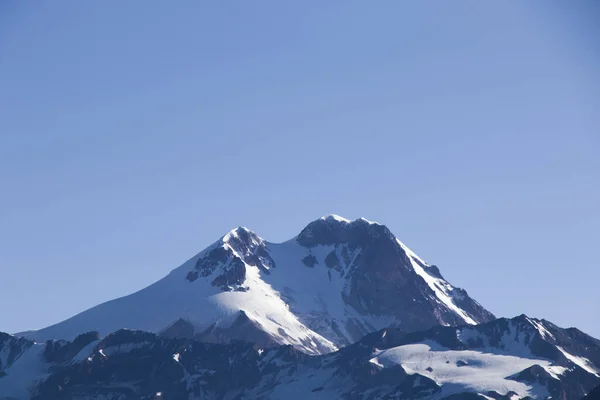 Beau Cliché Une Falaise Couverte Neige Plein Jour — Photo