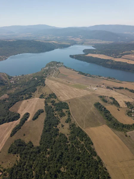 Μια Γραφική Θέα Ενός Τοπίου Που Καλύπτεται Από Πλούσια Βλάστηση — Φωτογραφία Αρχείου