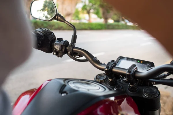 야외에서 오토바이의 손잡이를 사람의 — 스톡 사진