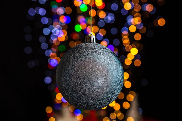 ボケの照明を背景に灰色のクリスマス飾りのクローズアップショット — ストック写真