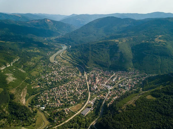 Una Vista Panorámica Una Ciudad Rodeada Exuberante Naturaleza Vívidas Tierras —  Fotos de Stock