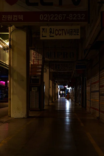 Tiro Vertical Escuro Uma Rua Coreia Sul Durante Noite — Fotografia de Stock