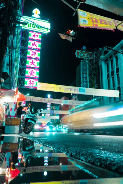 バンコク 2019年3月7日 バンコクでの移動中の交通機関の雨 夜の街並 ぼやけた光のショット — ストック写真