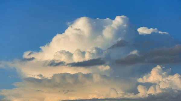 Pembentukan Awan Hujan Cumulonimbus Besar Kontras Dengan Langit Biru Yang — Stok Foto