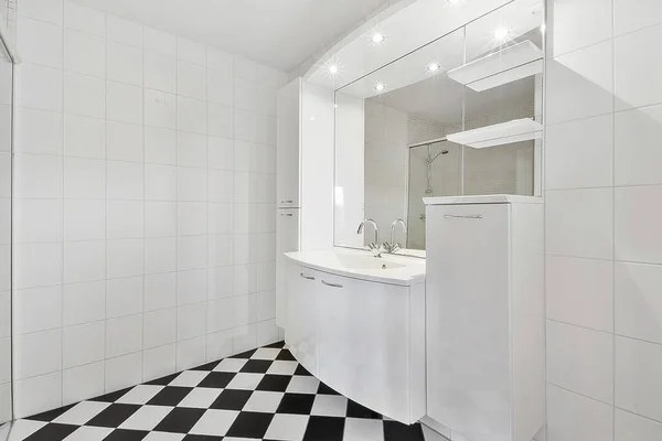 Intérieur Salle Bain Moderne Avec Mobilier Blanc Carrelage Carreaux — Photo