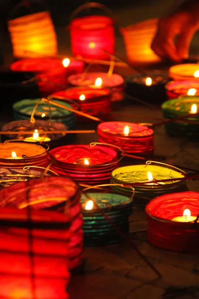 Een Close Van Kleurrijke Decoratieve Kaarsen Grond — Stockfoto
