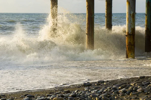 Величезні Морські Хвилі Бризки Вдаряють Металеві Пости Під Час Штормової — стокове фото