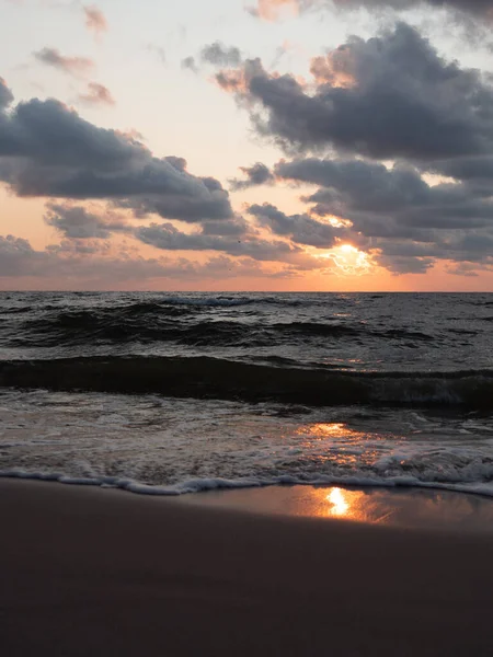 Bir Plajın Dikey Görüntüsü Güzel Renkli Bir Gün Batımı — Stok fotoğraf