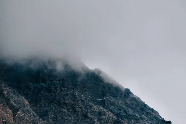 Vetta Una Montagna Coperta Dalla Nebbia Vista Dal Parco Nazionale — Foto Stock