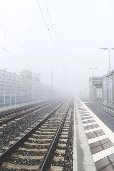 Metin Için Boş Alanı Olan Demiryolu Raylarının Dikey Görüntüsü — Stok fotoğraf