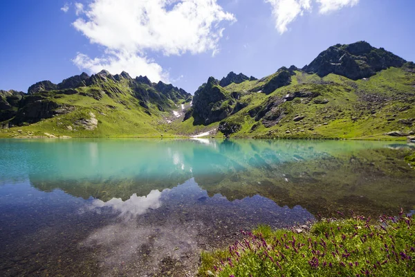 格鲁吉亚高山湖在白天的风景景观 — 图库照片