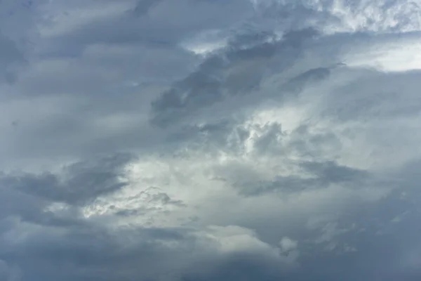 Зловещее Темное Одеяло Кучевого Дождевого Облака Яркое Голубое Небо — стоковое фото