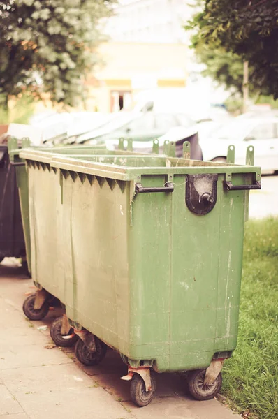 Eine Vertikale Aufnahme Von Müllcontainern — Stockfoto