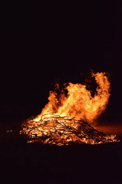 Eine Vertikale Aufnahme Lebendiger Feuerflammen Die Aus Getrockneten Ästen Mit — Stockfoto