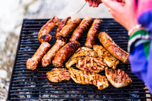 Sabrosas Salchichas Parrilla Chuletas Cerdo Parrilla Barbacoa Barbacoa Jardín — Foto de Stock