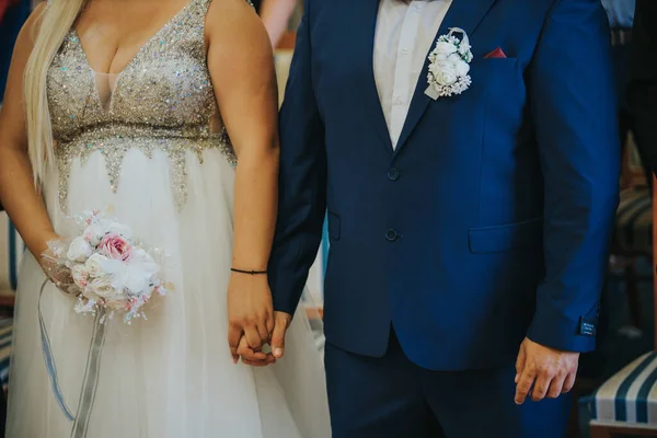 Düğün Sırasında Ele Tutuşan Evli Bir Çift — Stok fotoğraf
