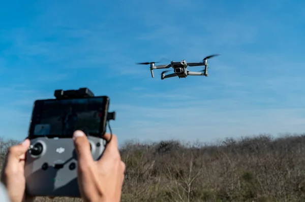 Cara Segurando Controle Remoto Voando Drone Céu Azul — Fotografia de Stock