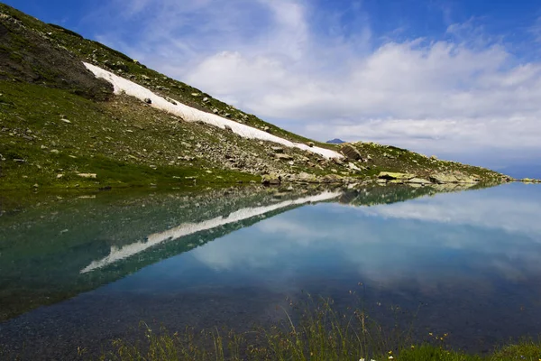 Beau Cliché Lac Entouré Une Falaise Couverte Neige Plein Jour — Photo