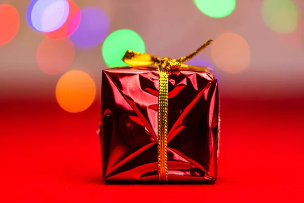 Primer Plano Una Pequeña Caja Regalo Navidad Roja Decoración Luces —  Fotos de Stock