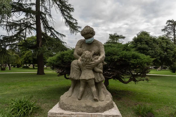 Firmat Argentina Mar 2021 Una Scultura Che Indossa Una Maschera — Foto Stock