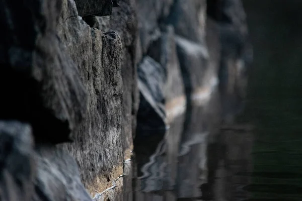 Primer Plano Enfoque Superficial Piedras Grandes Agua — Foto de Stock