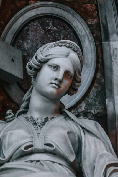 バチカンのサン ピエトロ大聖堂の彫像の詳細の垂直ショット — ストック写真