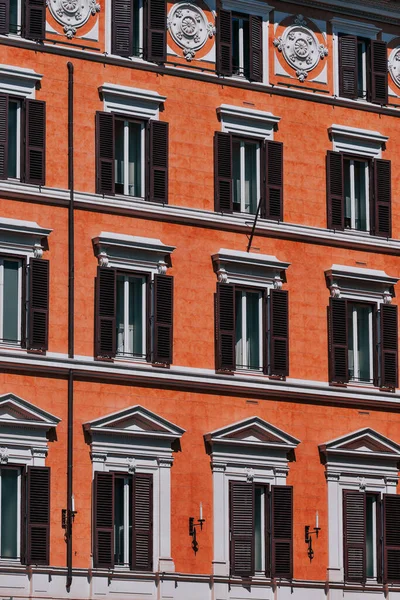 Вертикальный Снимок Оранжевого Фасада Здания Риме — стоковое фото