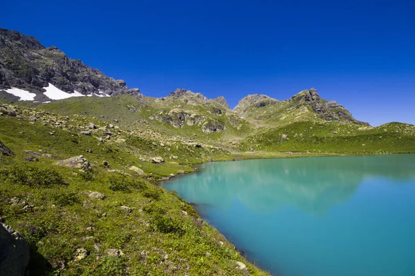 Una Vista Panoramica Sul Lago Alpino Svaneti Georgia Sotto Cielo — Foto Stock