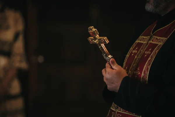 Primer Plano Del Sacerdote Sosteniendo Cruz Durante Ceremonia Boda —  Fotos de Stock