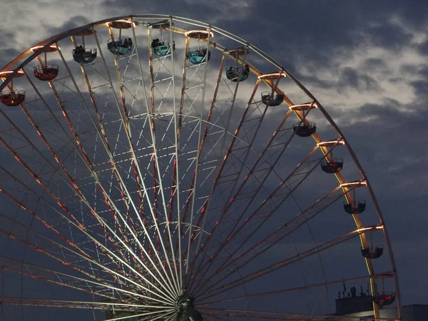 Снимок Колеса Обозрения Яркими Огнями Фольксфесте Германии Рассвете Облаками — стоковое фото