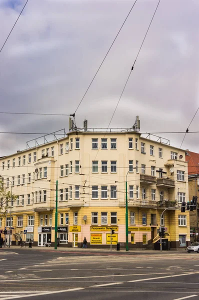 Poznan Polonia Abril 2017 Calle Intersección Edificio Esquina Con Apartamentos —  Fotos de Stock