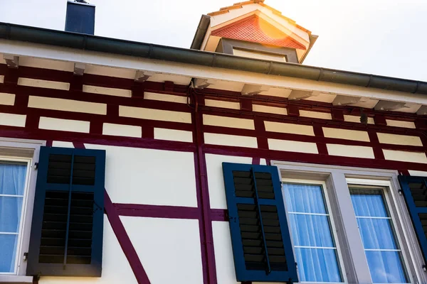 Belo Detalhe Arquitetônico Parede Casa Contra Céu Branco — Fotografia de Stock