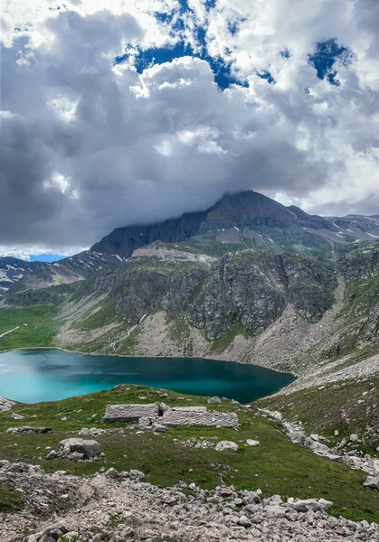 Egy Gyönyörű Légi Felvétele Egy Hegylánc Lábánál Gran Paradiso Rezervátumban — Stock Fotó