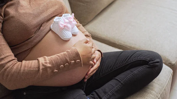 Hög Vinkel Skott Gravid Kvinna Sitter Inomhus Och Håller Kängor — Stockfoto