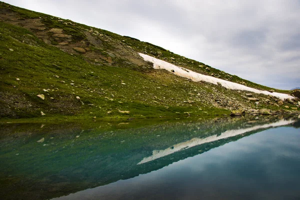 Krásný Záběr Jezero Odrážející Kopec Nahoře Pod Zamračenou Oblohou — Stock fotografie