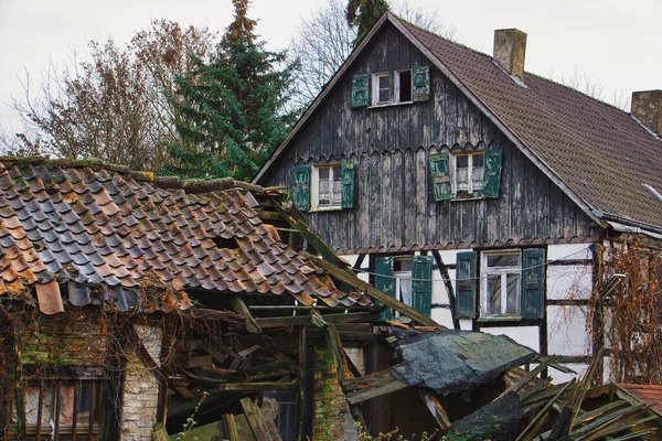 Detailní Záběr Starého Opuštěného Zchátralého Domu Šikmou Střechou — Stock fotografie