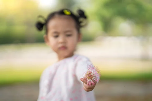 Een Schattig Klein Meisje Met Een Roze Shirt Met Een — Stockfoto