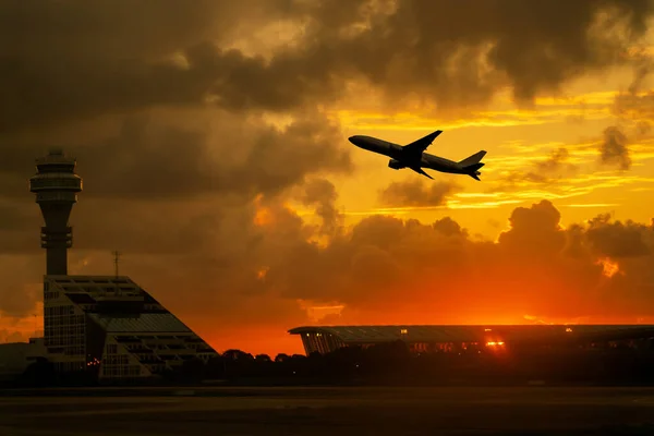 구름낀 하늘을 배경으로 비행기의 윤곽이 드러난다 — 스톡 사진