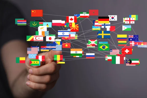 Ручной Выбор Плавающей Сети Взаимосвязанных Международных Флагов — стоковое фото