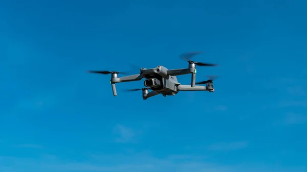 Drone Moderno Voando Céu Azul Nublado — Fotografia de Stock