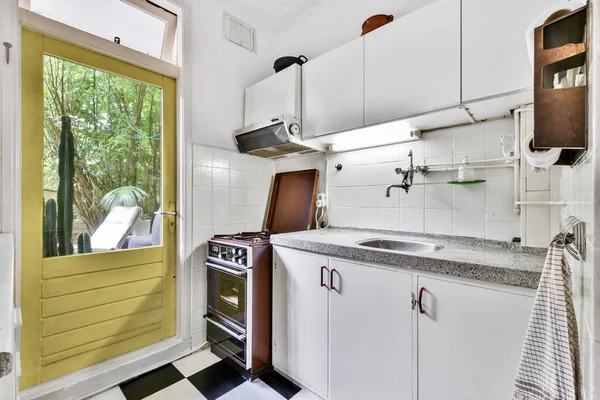 Una Cocina Moderna Con Muebles Luz Brillante Que Viene Ventana — Foto de Stock