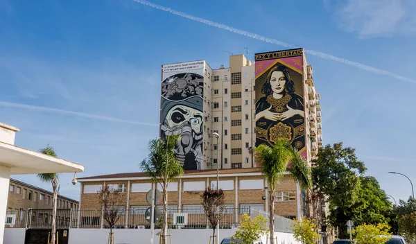 スペインのマラガ 11月21 2019 青い空に対するスペインのマラガソーホー地区の高層ビルのカラフルな壁画 — ストック写真
